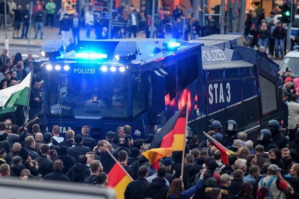 Násilné protesty v Chemnitzi neutíchajú, v sobotu utrpelo zranenia najmenej 18 ľudí