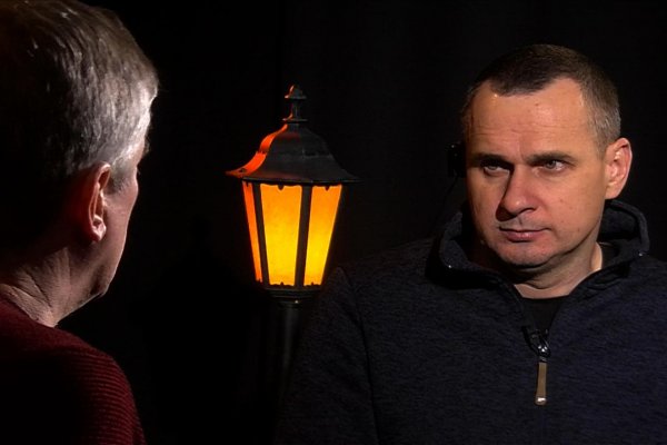 .pod lampou s Olegom Sencovom: 5 rokov v Putinovom väzení