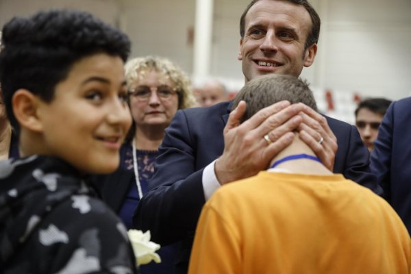 Macron chce zastaviť izolovanie moslimov od zvyšku spoločnosti