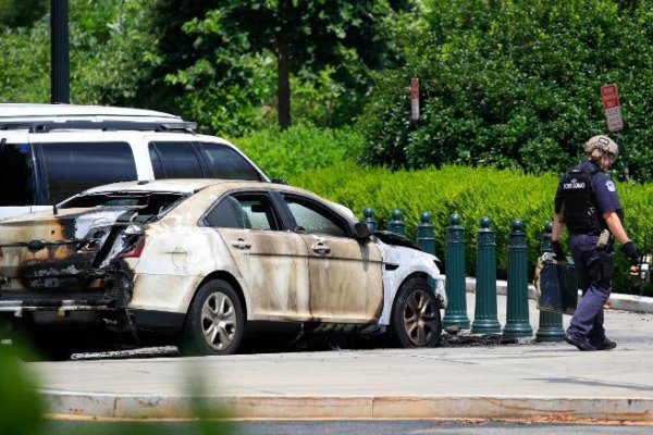 Muž pred budovou Najvyššieho súdu v USA podpálil policajné auto