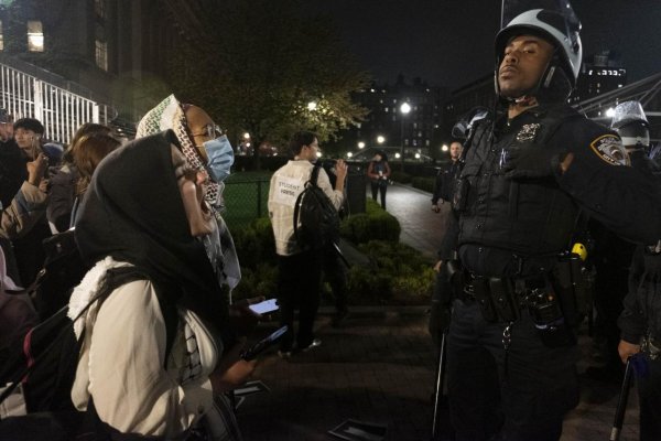 Polícia zasahovala proti demonštrantom na viacerých univerzitách v USA