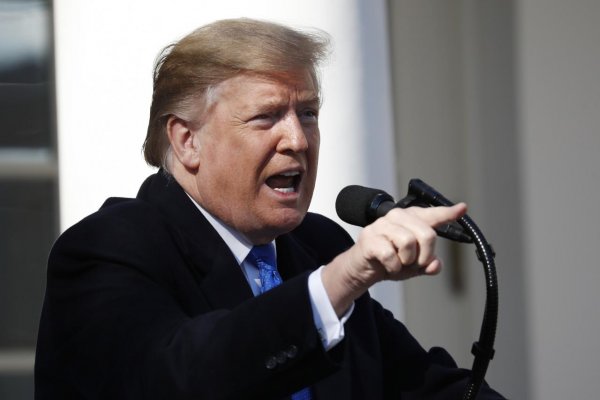 Trump vyhlásil stav núdze, dá postaviť kontroverzný múr