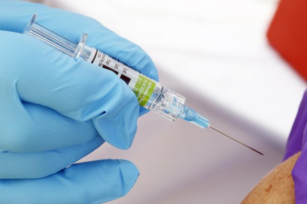 Tretiu dávku vakcíny proti covid-19 môžu človeku podať po odporúčaní lekárom