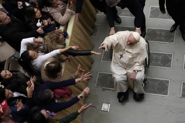 Pápež vyzval veriacich, aby sa modlili za jeho chorého predchodcu Benedikta XVI.