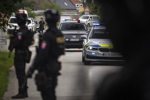 Muža obvineného z pokusu o vraždu premiéra eskortovali na Špecializovaný trestný súd