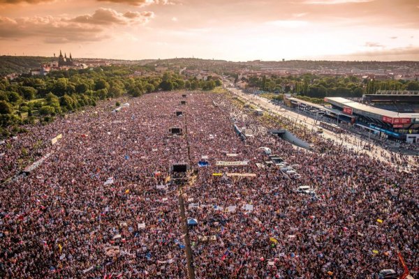 V Prahe demonštrovalo proti Babišovi 300 000 ľudí