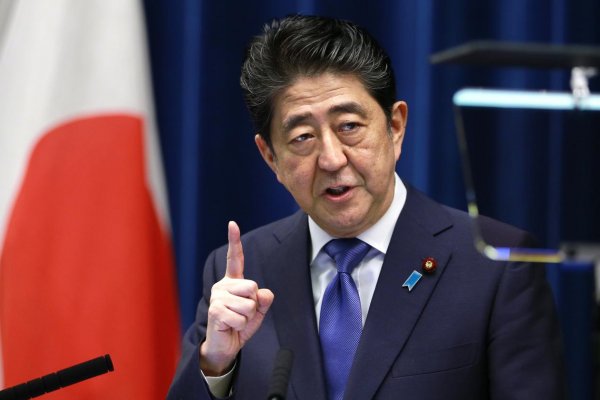Expremiér Šinzó Abe zomrel na následky strelných zranení