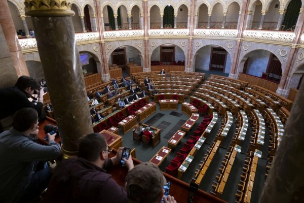 Maďarský parlament nerokuje o vstupe Švédska do NATO. Poslanci Fideszu neprišli