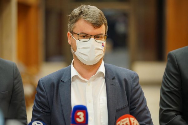 Vicepremiér Holý sa bráni: Pri udelení výnimiek nešlo o osobitné zaobchádzanie zo strany Mikasovho úradu