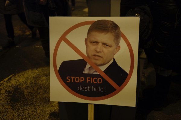 Na symbolickom proteste proti krokom novej vlády sa zišli aj Slováci v Bruseli
