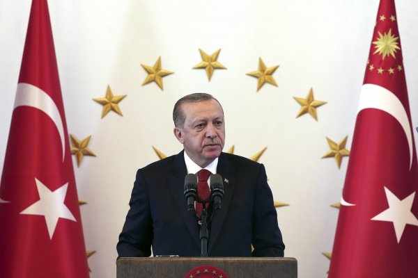 Turecký prezident si píská cestou temným lesem
