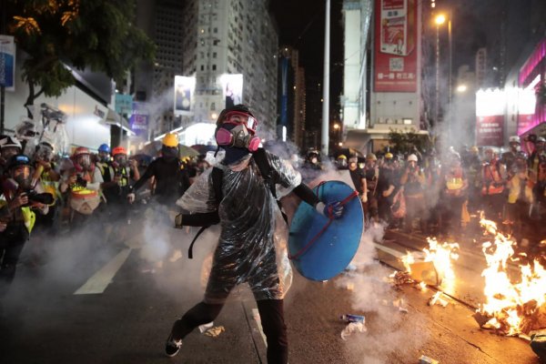 Vodné delá, obušky aj slzotvorný plyn. Polícia tvrdo potláča demonštrácie v Hongkongu