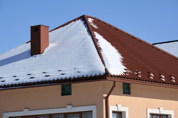 Sneh na streche: Ako riešiť tento problém a kedy môže byť nebezpečný  
