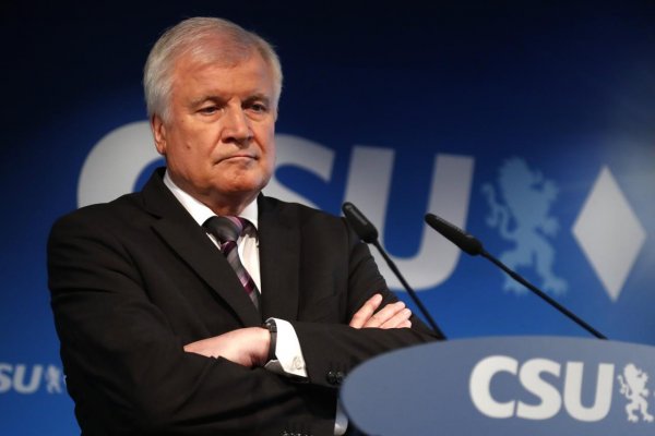 Predseda bavorskej CSU Horst Seehofer údajne odchádza zo strany