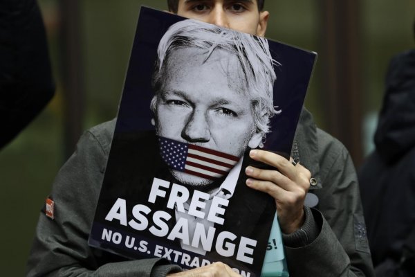 Trump ponúkol Assangeovi milosť výmenou za zdroje úniknutých emailov