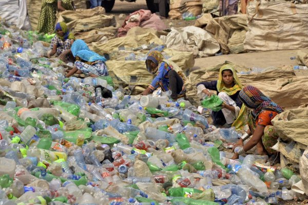 Znečistenie plastami možno do roku 2040 znížiť o 80 percent