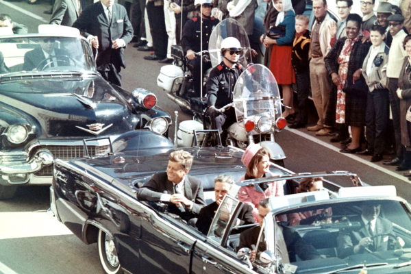 Zverejnili tisíce neredigovaných vládnych spisov o atentáte na JFK