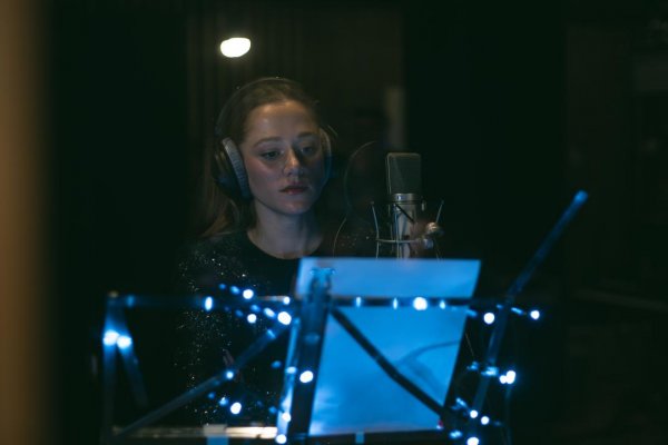 Speváčka Emma Drobná naspievala novú vianočnú pieseň. Vznikla za netradičných okolností