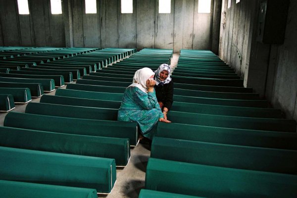 Karadžič je vinný z genocídy v Srebrenici
