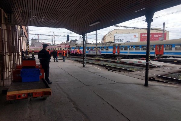 Zrážka dvoch vlakov v Brne na hlavnej železničnej stanici si vyžiadala 21 zranených