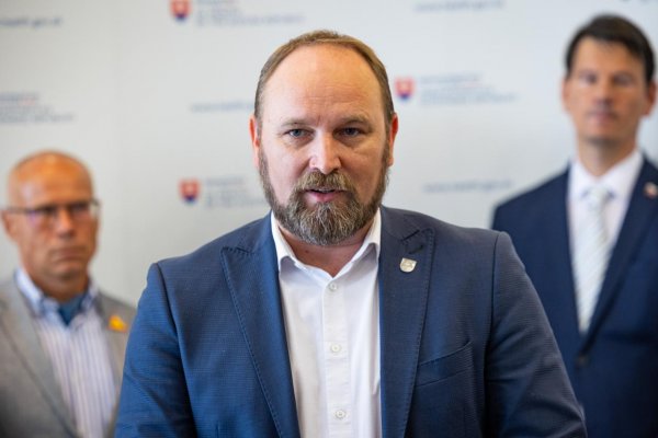 Jurinová a Viskupič sa vzdajú poslaneckých mandátov, zostanú v samosprávach