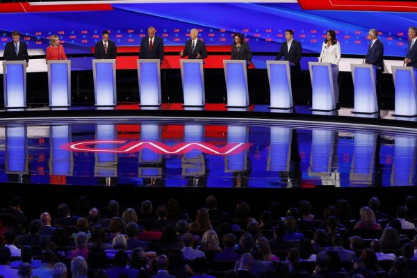 Demokratickí kandidáti sa v debate zamerali na prezidenta Trumpa
