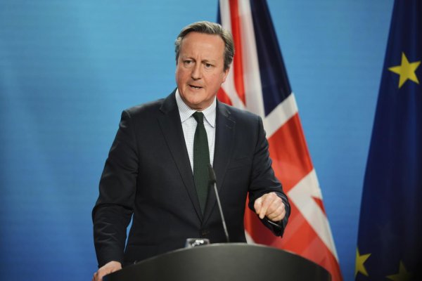 Šéf britskej diplomacie Cameron je proti posielaniu vojakov na Ukrajinu