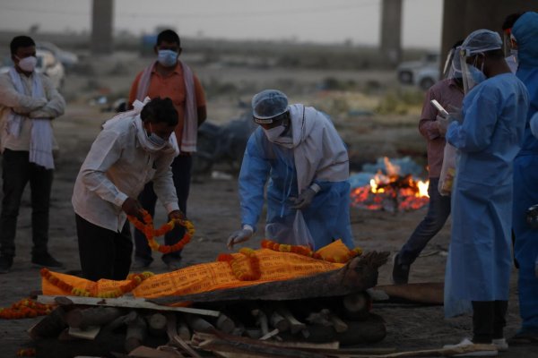 India: V Gange našli desiatky mŕtvych tiel, zrejme ide o obete pandémie