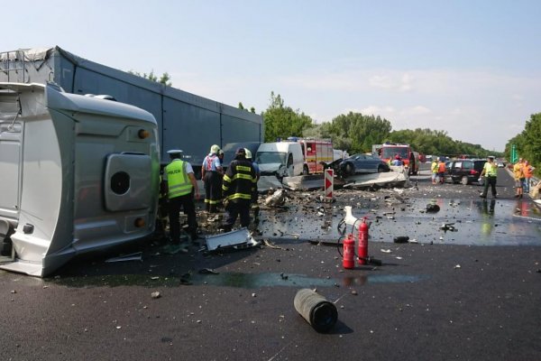 Na diaľnici D1 sa tvoria kolóny, prejazdná je len v jednom smere