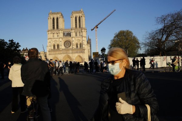 Od požiaru katedrály Notre-Dame uplynul rok. Koronavírus brzdí rekonštrukciu