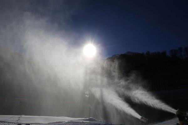 Umelé zasnežovanie horám škodí, skiareály by mali za vodu platiť