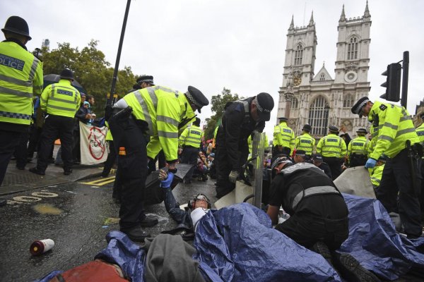 Polícia zadržala v Londýne takmer 300 environmentálnych aktivistov