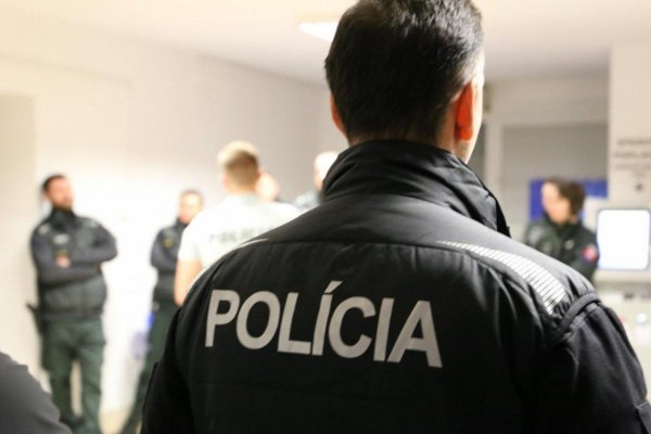 Polícia v súvislosti s bombovou hrozbou v Prešove začala trestné stíhanie