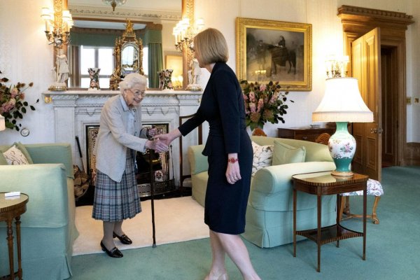 Britská kráľovná vymenovala Trussovú za novú premiérku 