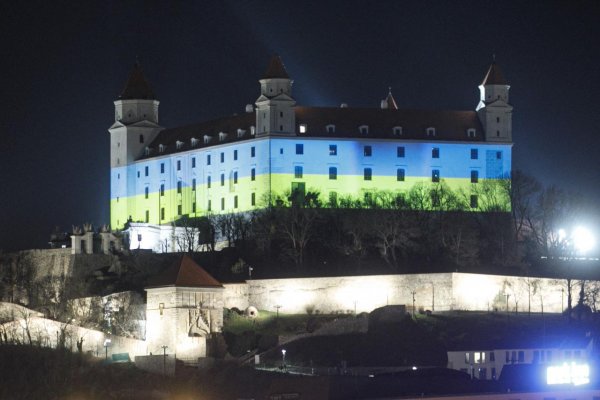 Bratislavský hrad aj prezidentský palác sa rozsvietili vo farbách ukrajinskej vlajky